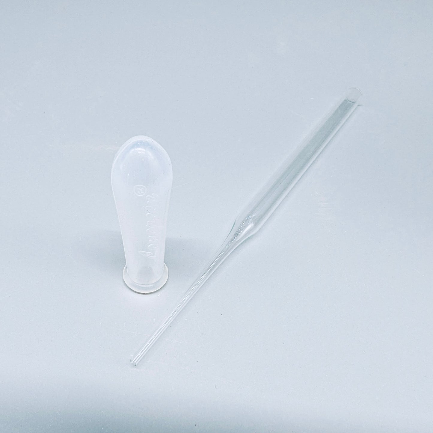 Glass droppers, 150 mm, with four silicon bulbs